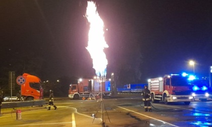 Camion che trasporta metano liquido buca gomma: riaperto tratto A21 tra Voghera e Tortona