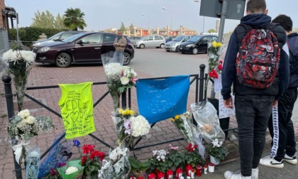 Tragedia a Novi Ligure, striscioni e fiori nel luogo dell'incidente dove è morto Edoardo Manesso