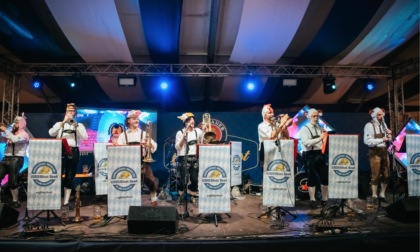 Sul palco dell'Oktoberfest di Alessandria si alternano le band bavaresi