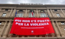 Violenza sulle donne, al Palazzo della Regione Liguria uno striscione per ricordare le vittime