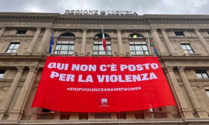 Violenza sulle donne, al Palazzo della Regione Liguria uno striscione per ricordare le vittime