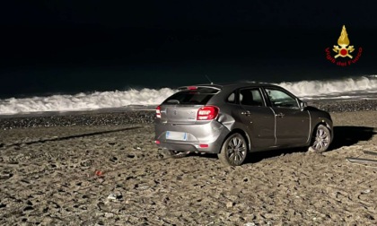 Genova, si avventura in spiaggia con la macchina ma poi non riesce a tornare in strada