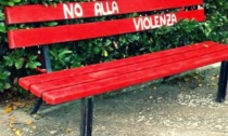 Panchine rosse fuori dai consultori per dire "no" alla violenza sulle donne