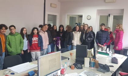 I ragazzi della scuola media "D. Alighieri" di Pozzolo in visita nella redazione di Telecity 7 Gold