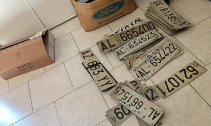 Alessandria, commerciante di automobili “collezionista” di targhe di immatricolazione