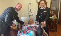 Acqui Terme, gli auguri di Natale dei Carabinieri ad un’anziana costretta a letto