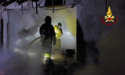 Genova, taverna a fuoco in via dei Carpi. Difficile intervento dei Vigili del Fuoco