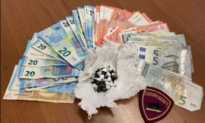 Torino, 54 ovuli di eroina e cocaina e 430 euro: arrestati tre ragazzi dalla polizia