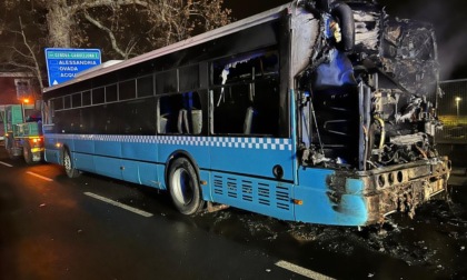 A fuoco un pullman sulla strada tra Spinetta Marengo e Alessandria: il traffico è tornato regolare