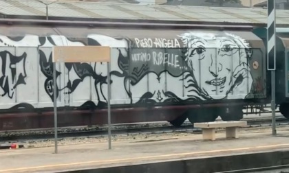 Un treno merci con l'immagine di Piero Angela, il figlio Alberto: "Oggi mio padre avrebbe compiuto 94 anni"