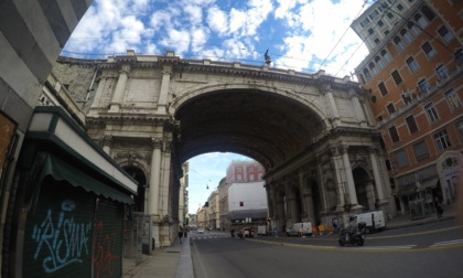 Genova, minaccia di buttarsi dal Ponte Monumentale, lo ferma il sindaco Bucci