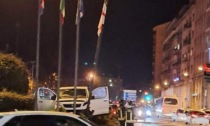 Novi Ligure: furgone si schianta contro la rotatoria di piazza della Repubblica
