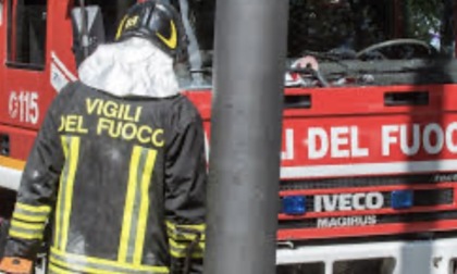 Incendio in un edificio di Borghetto Borbera, prende fuoco il tetto