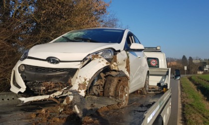 Alessandria, donna finisce fuori strada in via Vecchia dei Bagliani