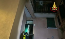 Incendio in un'abitazione di Genova, evacuati i condomini