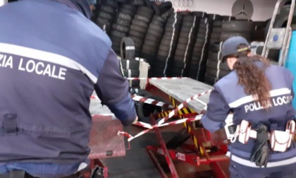 Torino, sanzionato dalla polizia un gommista abusivo: sequestrati 3 mila pneumatici
