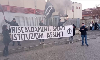 Torino, blocco studentesco per i riscaldamenti spenti nelle scuole: "Noi non ci stiamo"
