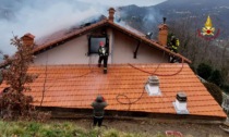 Incendio nell'entroterra genovese, brucia il tetto di una casa indipendente