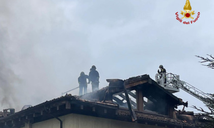 Vasto incendio sul tetto di un'abitazione a Mornese