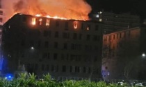 Vasto incendio in via Piacenza a Genova, evacuate oltre 90 persone