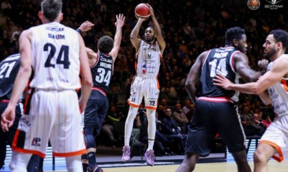 Derthona Basket, sconfitta all'ultimo respiro in trasferta contro Virtus Bologna