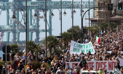 Corteo a Genova contro l'ampliamento del porto di Pra' e la fabbrica dei cassoni