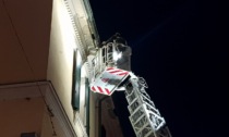 Alessandria: cadono calcinacci da un palazzo in via Piacenza, vigili del fuoco sul posto