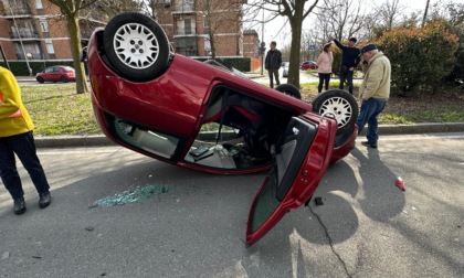 Alessandria, auto si cappotta in via Teresa Michel, sul posto Polizia e il 118