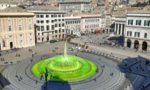 Fridays For Future Genova, la fontana di piazza De Ferrari si colora di verde: "Non è vernice"