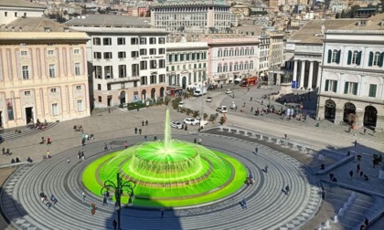 Fridays For Future Genova, la fontana di piazza De Ferrari si colora di verde: "Non è vernice"