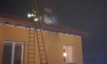 Incendio a Genova, brucia il tetto di una palazzina: danni limitati