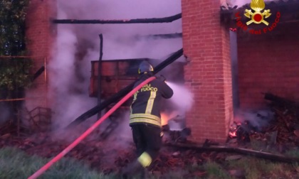 Incendio in un capannone ad Oviglio: bruciano il tetto e alcuni mezzi agricoli