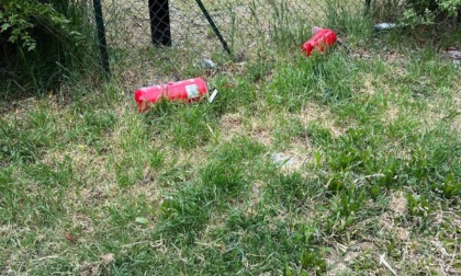 Vandali rubano estintori e li gettano nei giardini di fronte all'ospedale