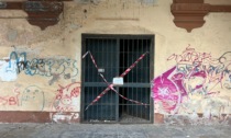 Novi Ligure: entrano in un edificio dismesso dell'ex Caserma Giorgi e cede il pavimento, ferito ragazzino