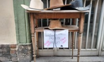 "Regalo cappelli, prendi pure!", l'invito di un alessandrino in via Alessandro III