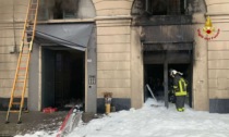 Grosso incendio in un negozio di telefonia a Genova, annerita la facciata del palazzo