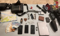 Genova: tenta di prelevare con bancomat rubato, la Polizia perquisisce casa e trova droga
