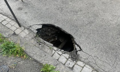 Voragine di un metro e mezzo in via Cavallotti a Novi Ligure