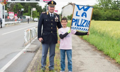 “Grazie per quello che fate per noi”, al Giro d'Italia piccolo spettatore ringrazia la Polizia di Stato