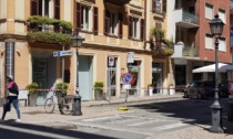 Cadono calcinacci in via Gramsci ad Alessandria, pericolo di crollo