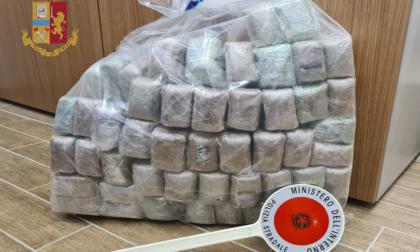 In autostrada con la droga: arrestato con 29,5 kg di hashish dalla polizia di Torino