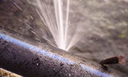 Alessandria, dispersione d'acqua al quartiere Cristo, tecnici al lavoro