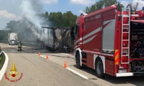 In fiamme un autocarro sulla A26 a Novi Ligure, Vigili del Fuoco sul posto