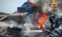 Fiamme in un campo di Isola Sant'Antonio, la situazione è sotto controllo