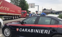 Asti, gambizzata mentre passeggiava per strada con la figlia: è grave in ospedale