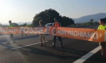 Gli attivisti di Ultima Generazione bloccano l'autostrada Torino-Milano