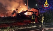 Collegno, grave incendio all'ex campo nomadi, nessun ferito