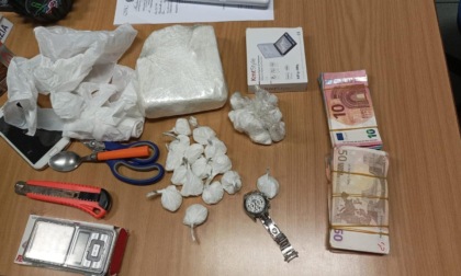 Polizia scopre base di spaccio in un appartamento di Alessandria: sequestrati oltre 700 grammi di cocaina