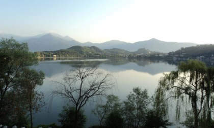 Si tuffa in acqua e sparisce nel nulla, ritrovato il corpo di un ragazzo di 20 anni nel lago di Avigliana