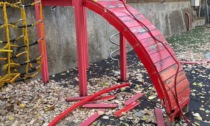 Tortona: atto vandalico al parco "La Lucciola", danni ai giochi e bottiglie di vetro rotte